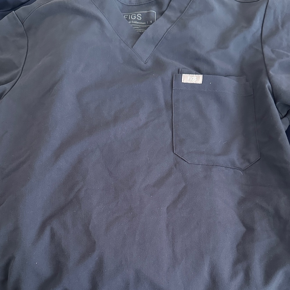 Figs Dark Harbor Men’s V-Neck Scrub Top